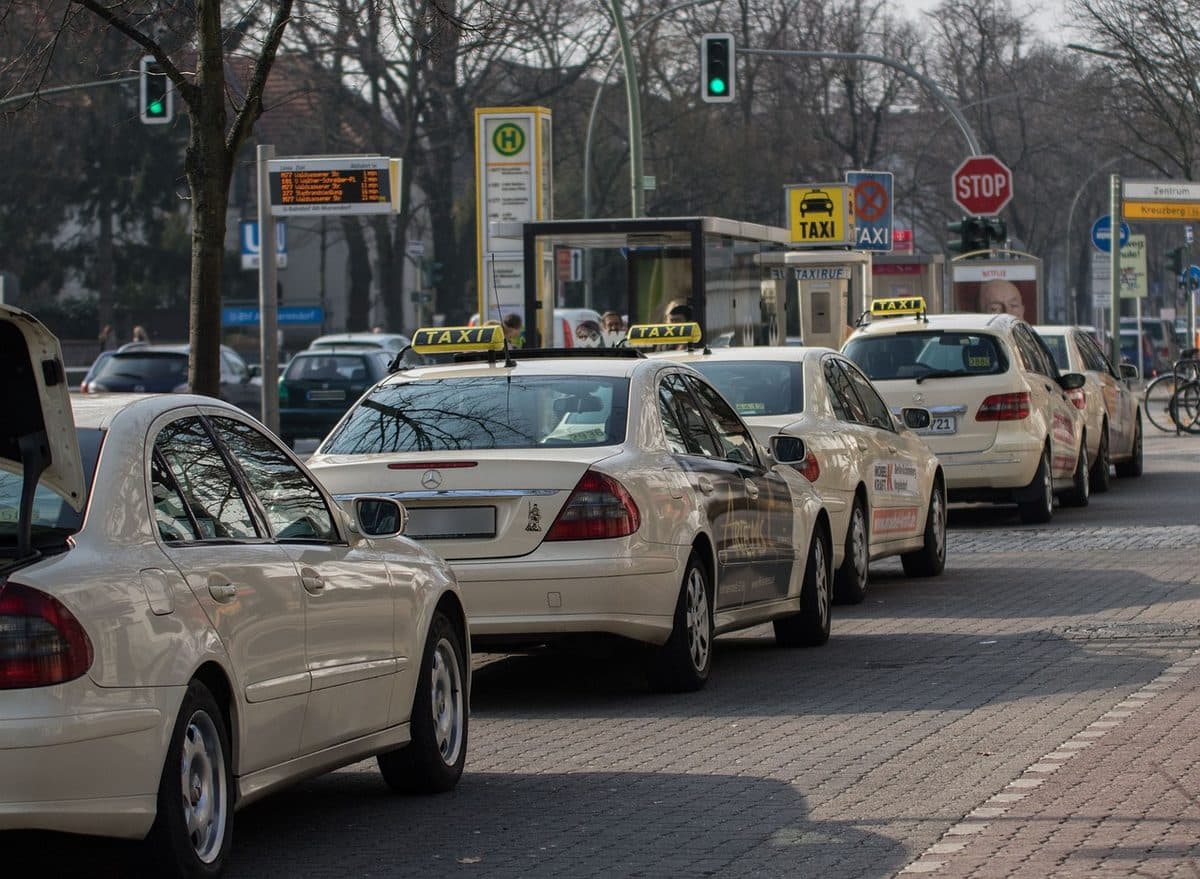 Applications chauffeur : les outils utiles sans abonnement superflu